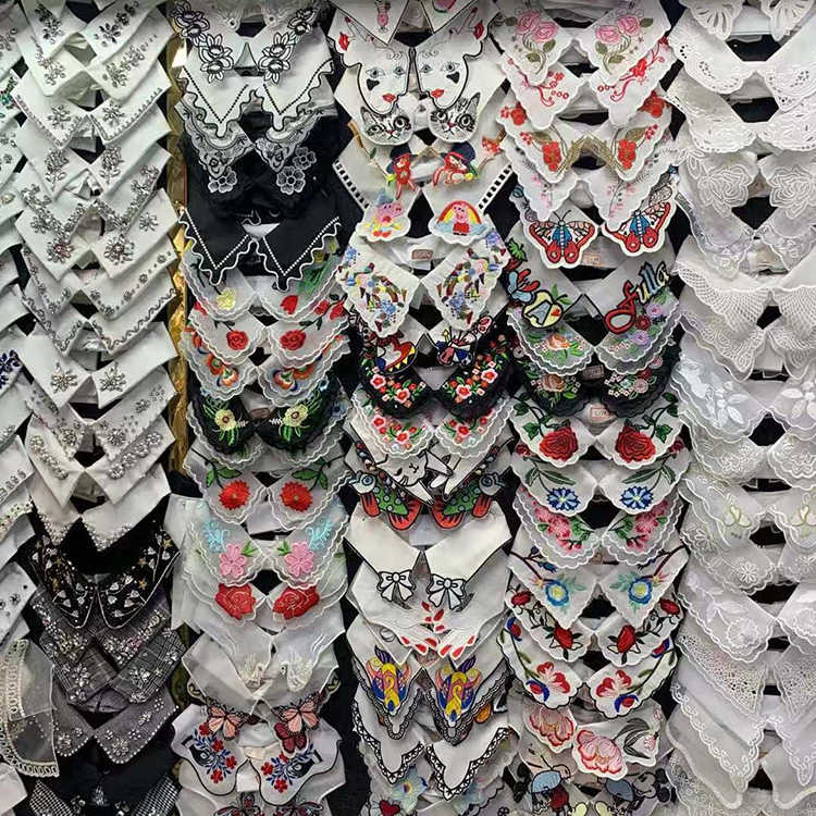 ¿Cómo puede un collar de encaje falso transformar los atuendos cotidianos?