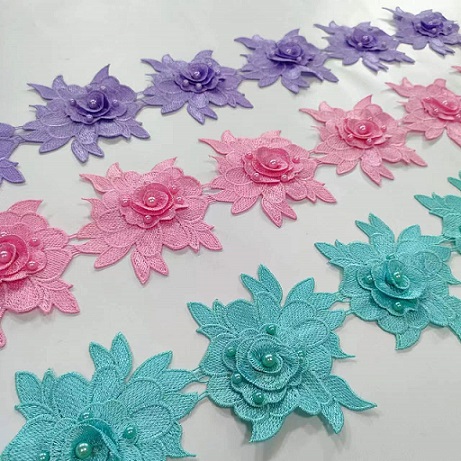 Encaje de flores con cuentas en 3D